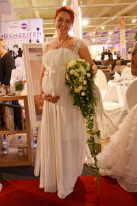 „So Schön“- Brudemode i østholstein“ er en brudemodeforretning med  kollektioner fra sidste år, hvor vi tilbyder mode fra exklusive førende modehuse. 